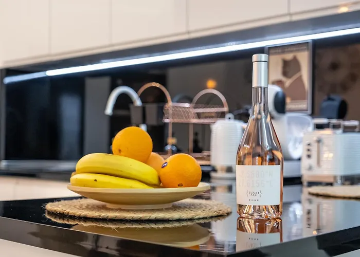 Boutique 1 Bedroom With Private Parking And Port View Апартамент *