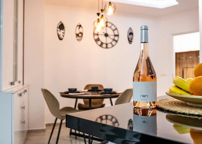 Boutique 1 Bedroom With Private Parking And Port View