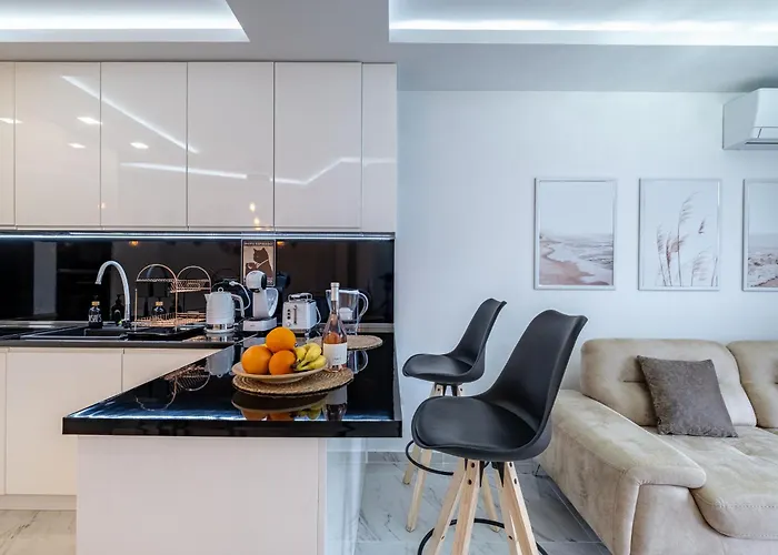 Апартамент Boutique 1 Bedroom With Private Parking And Port View