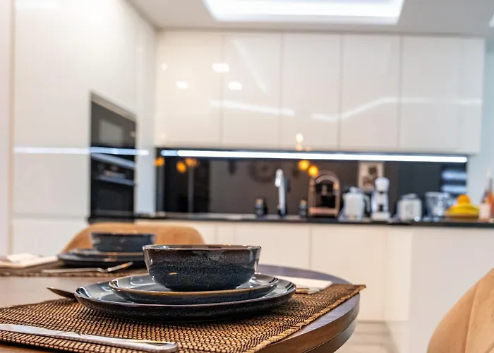 Boutique 1 Bedroom With Private Parking And Port View דירה *