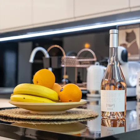 Boutique 1 Bedroom With Private Parking And Port View דירה *