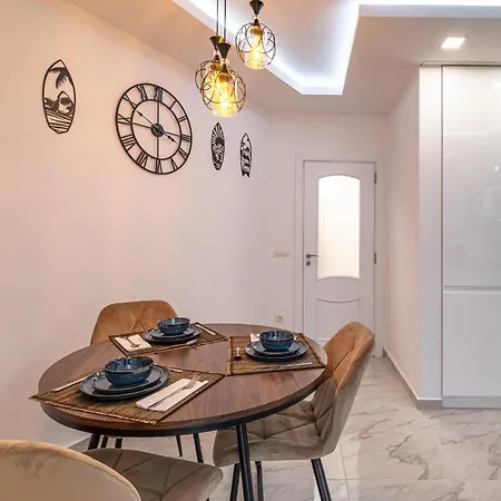 Boutique 1 Bedroom With Parking And Port View *
