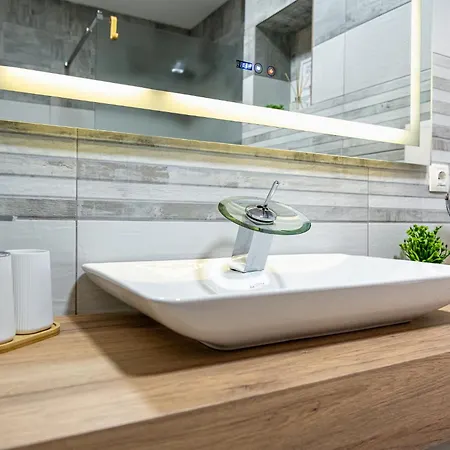 Boutique 1 Bedroom With Private Parking And Port View *