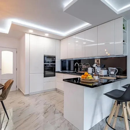 Boutique 1 Bedroom With Private Parking And Port View * וארנה