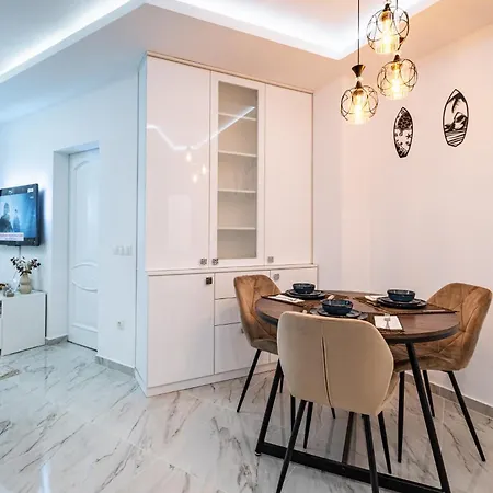 Boutique 1 Bedroom With Private Parking And Port View דירה *