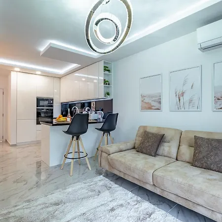 Boutique 1 Bedroom With Parking And Port View *