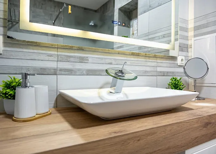 Boutique 1 Bedroom With Private Parking And Port View *